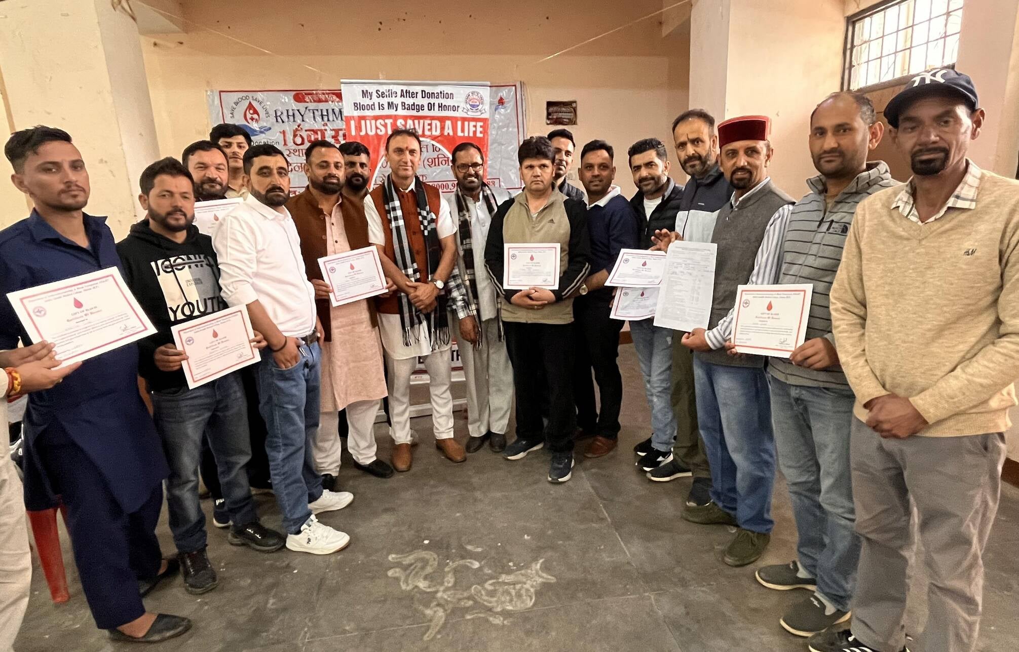 ठियोग में आयोजित नेत्र जांच शिविर में अपनी बारी का इंतजार करते मरीज। संवाद ठियोग में आयोजित नेत्र जांच शिविर में अपनी बारी का इंतजार करते मरीज। संवाद