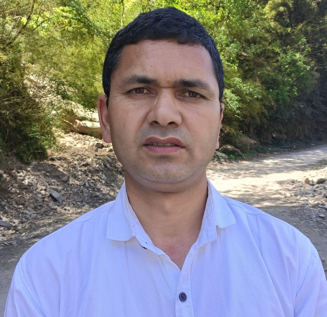 12/20 क्षेत्र के बागवान प्रेम चौहान। संवाद