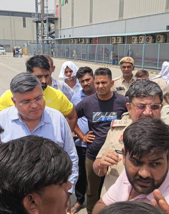 14jjrp18-याकूबपुर स्थित कंपनी में धरने पर बैठे कर्मचारी। स्रोत : वीडियोग्रेब