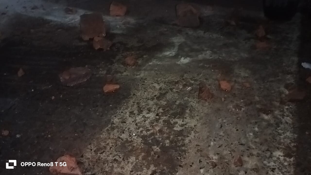 दमोह में जुआ खेलने से रोका तो बरपा कहर: खजरी मोहल्ला में घर पर पथराव, दो घायल; कार में तोड़फोड़