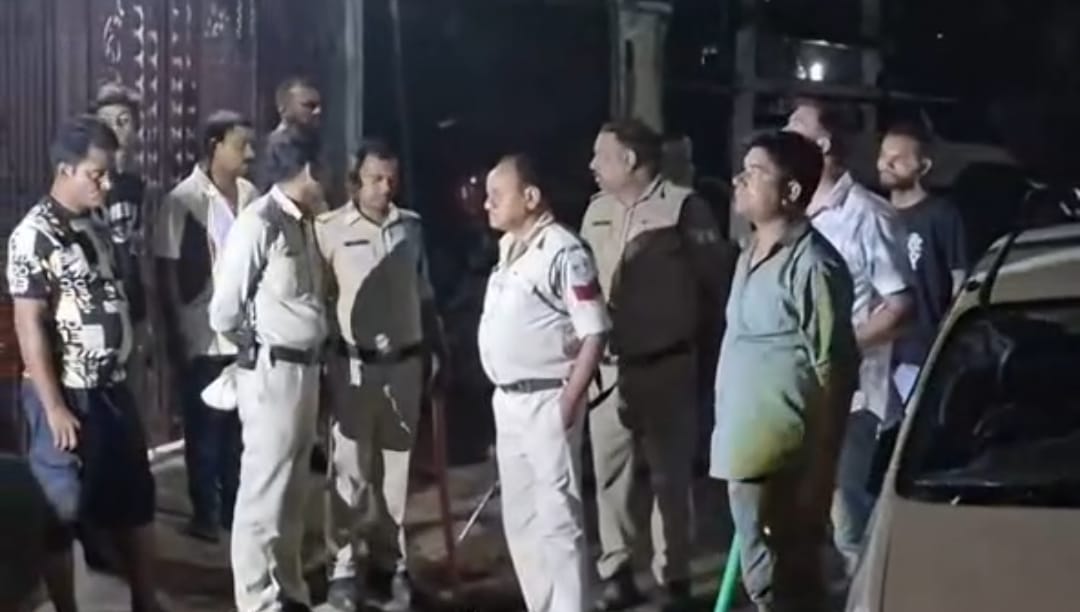 घर पर पथराव, 2 लोग घायल घर पर पथराव, 2 लोग घायल