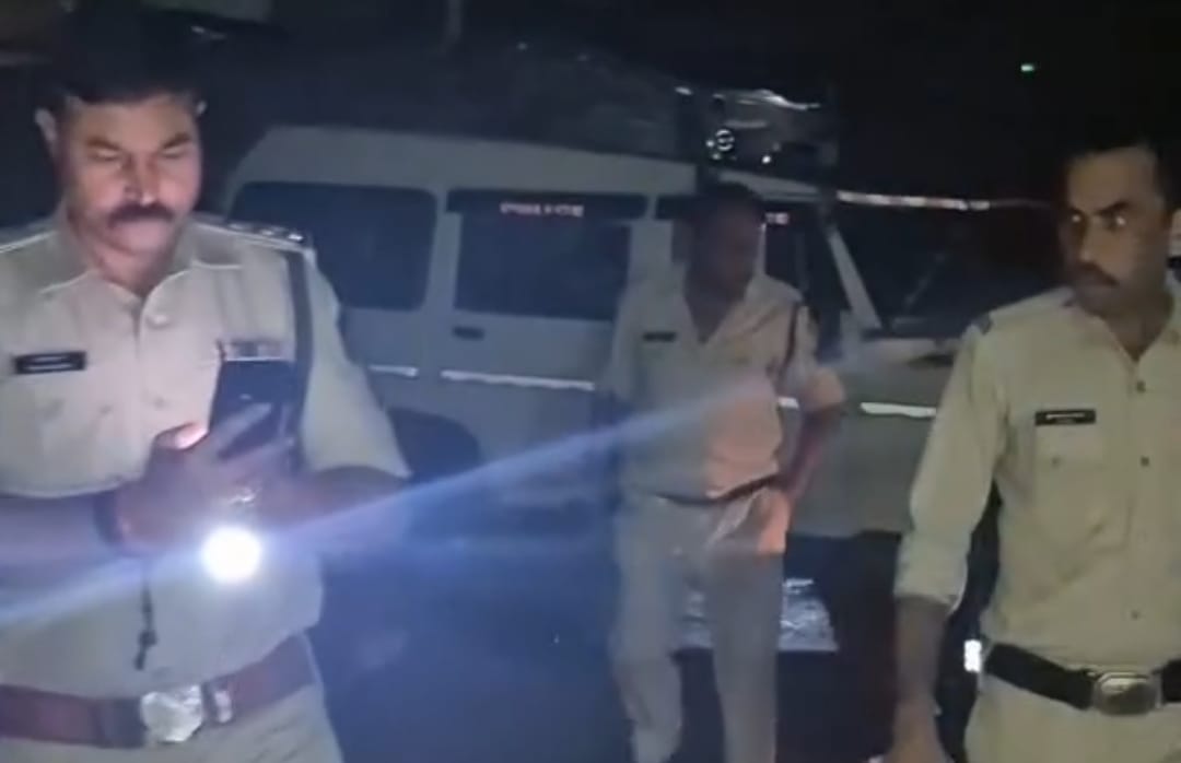 घर पर पथराव, 2 लोग घायल घर पर पथराव, 2 लोग घायल