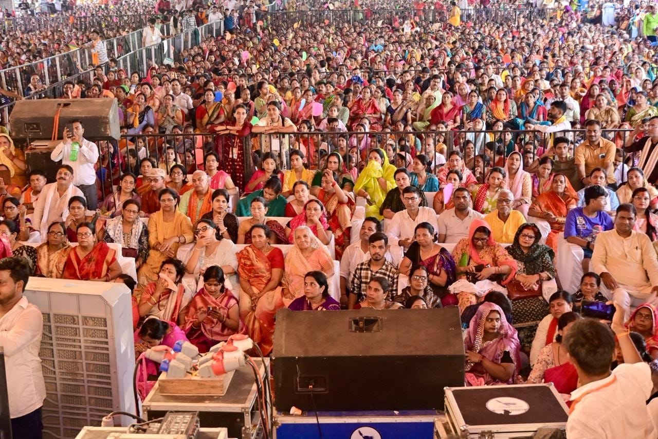 बाबा बालखंडी नाथ मंदिर परिसर में चल रहे शिवपुराण की कथा सुनाते पं. प्रदीप मिश्रा।आयोजक बाबा बालखंडी नाथ मंदिर परिसर में चल रहे शिवपुराण की कथा सुनाते पं. प्रदीप मिश्रा।आयोजक