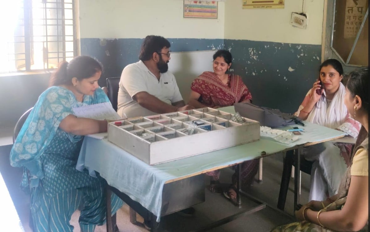 बनैल पीएचसी पर आरोग्य मेले में मरीज को परामर्श देते फार्मासिस्ट। संवाद बनैल पीएचसी पर आरोग्य मेले में मरीज को परामर्श देते फार्मासिस्ट। संवाद