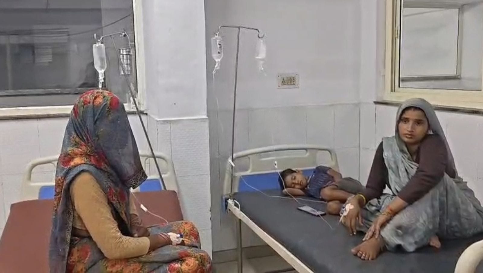 बिसौली के निजी अस्पताल में भर्ती लोग व बच्चे। संवाद