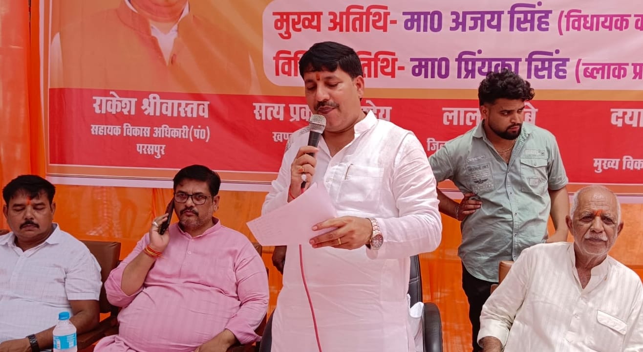 छपिया ब्लॉक में आयोजित मेले में लोगों से बात करते विधायक प्रभात वर्मा और परसपुर में लोगों को सं