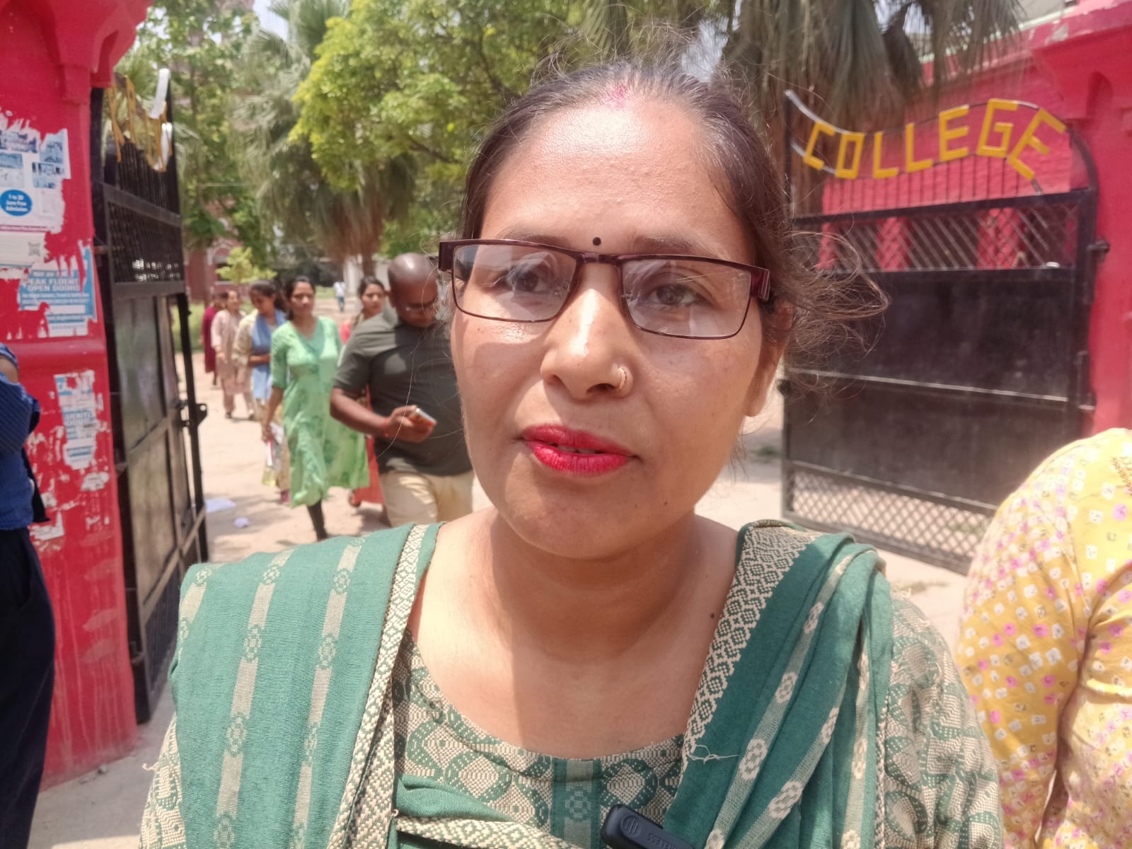 फोटो-01- जीजीआईसी परीक्षा केंद्र के बाहर अभ्यर्थीयों के प्रवेश पत्र चेक करते शिक्षक। संवाद फोटो-01- जीजीआईसी परीक्षा केंद्र के बाहर अभ्यर्थीयों के प्रवेश पत्र चेक करते शिक्षक। संवाद