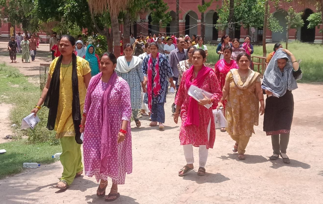 फोटो-01- जीजीआईसी परीक्षा केंद्र के बाहर अभ्यर्थीयों के प्रवेश पत्र चेक करते शिक्षक। संवाद फोटो-01- जीजीआईसी परीक्षा केंद्र के बाहर अभ्यर्थीयों के प्रवेश पत्र चेक करते शिक्षक। संवाद