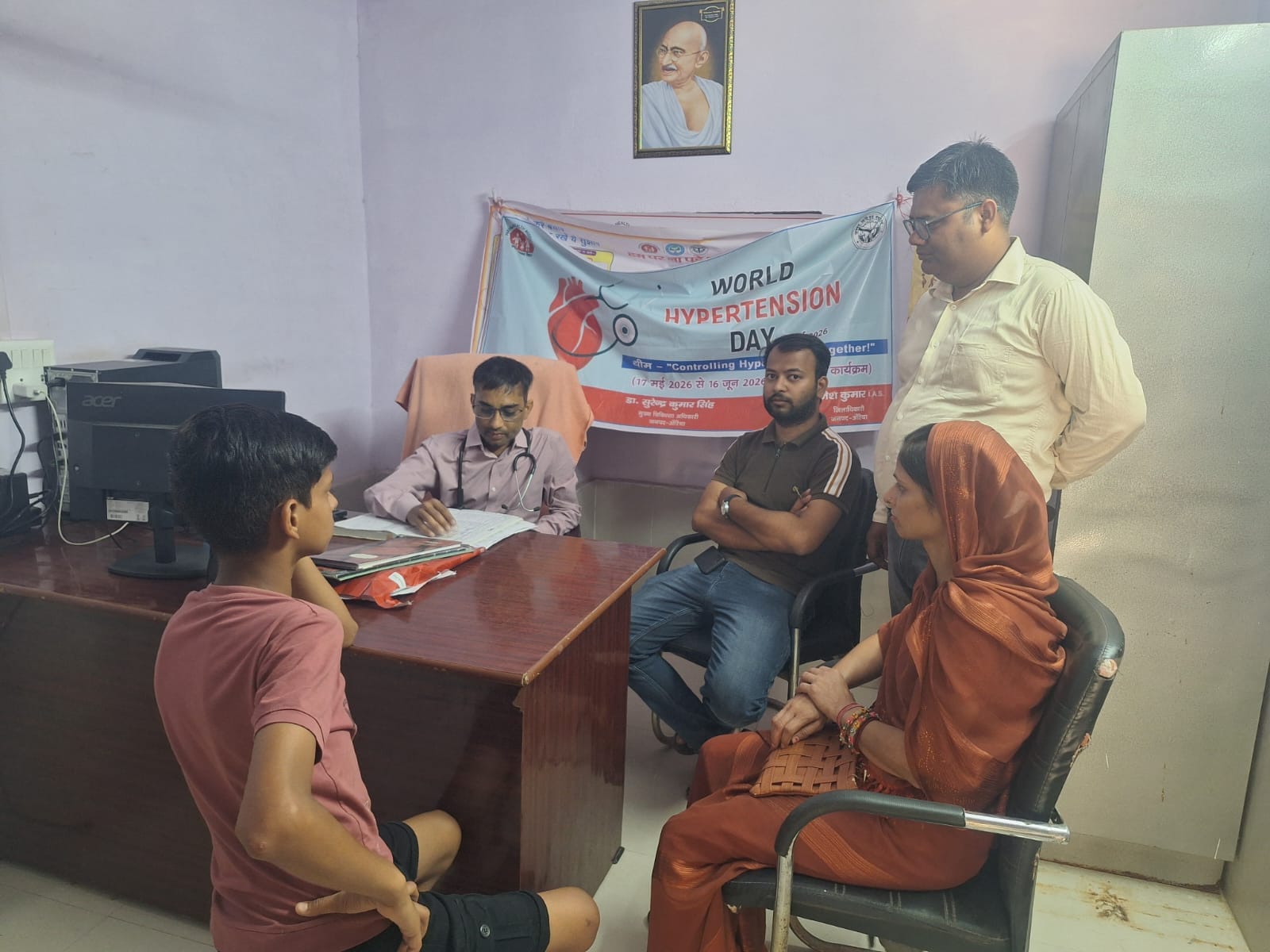 फोटो-05-पीएचसी मुहम्मदाबाद में बिना ड्रेस कोड बैठा स्टॉफ। संवाद फोटो-05-पीएचसी मुहम्मदाबाद में बिना ड्रेस कोड बैठा स्टॉफ। संवाद