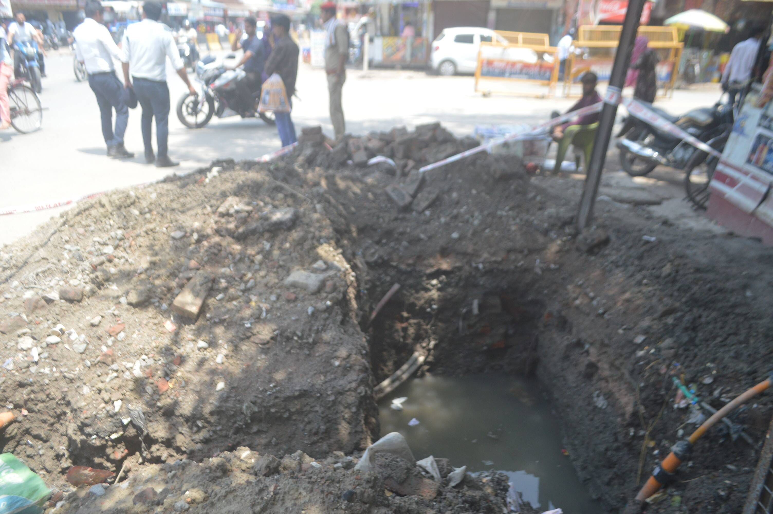 फोटो-07- सोल्जर बोर्ड चौराहा के पास खुदा पड़ा गड्ढा। संवाद फोटो-07- सोल्जर बोर्ड चौराहा के पास खुदा पड़ा गड्ढा। संवाद