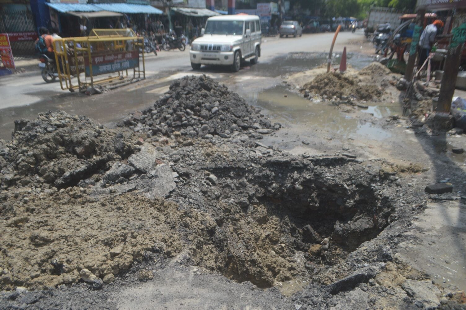 फोटो-07- सोल्जर बोर्ड चौराहा के पास खुदा पड़ा गड्ढा। संवाद फोटो-07- सोल्जर बोर्ड चौराहा के पास खुदा पड़ा गड्ढा। संवाद