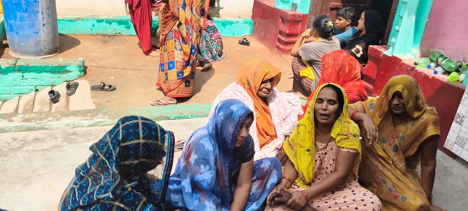 फोटो-10 गांव ढर्रा शादी नगर में मौके पर घटनास्थल से नमूने लेती फॉरेंसिक टीम। संवाद