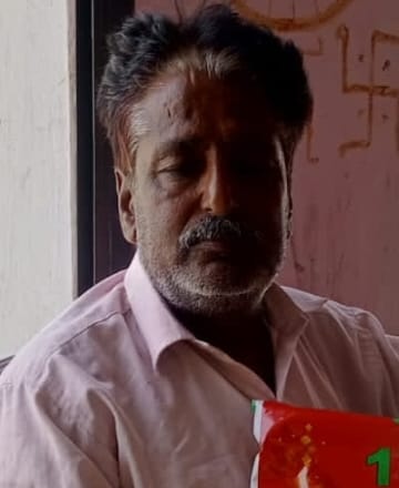 फोटो-10 गांव ढर्रा शादी नगर में मौके पर घटनास्थल से नमूने लेती फॉरेंसिक टीम। संवाद