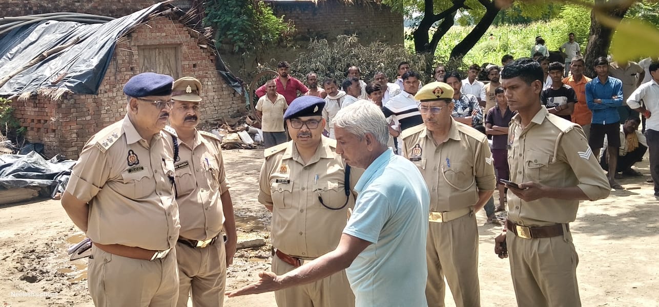 फोटो-10 गांव ढर्रा शादी नगर में मौके पर घटनास्थल से नमूने लेती फॉरेंसिक टीम। संवाद