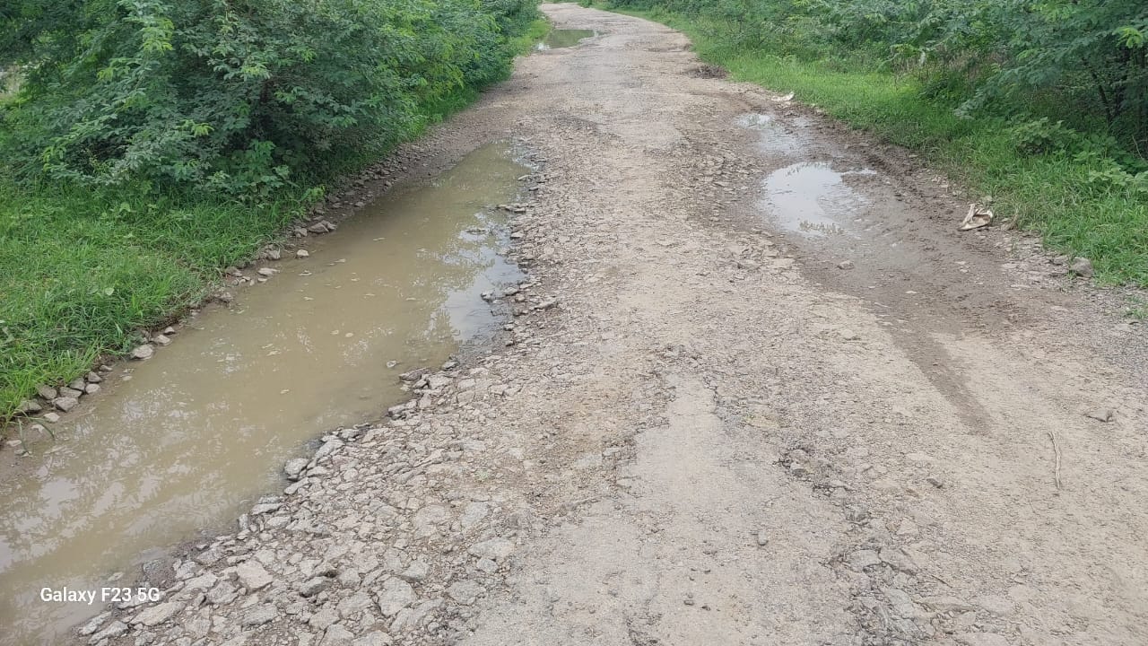 फोटो 14 एचएएमपी 01- बैठका धाम से चंदौखी गांव को जाने वाली निर्माणाधीन सड़क। संवाद फोटो 14 एचएएमपी 01- बैठका धाम से चंदौखी गांव को जाने वाली निर्माणाधीन सड़क। संवाद