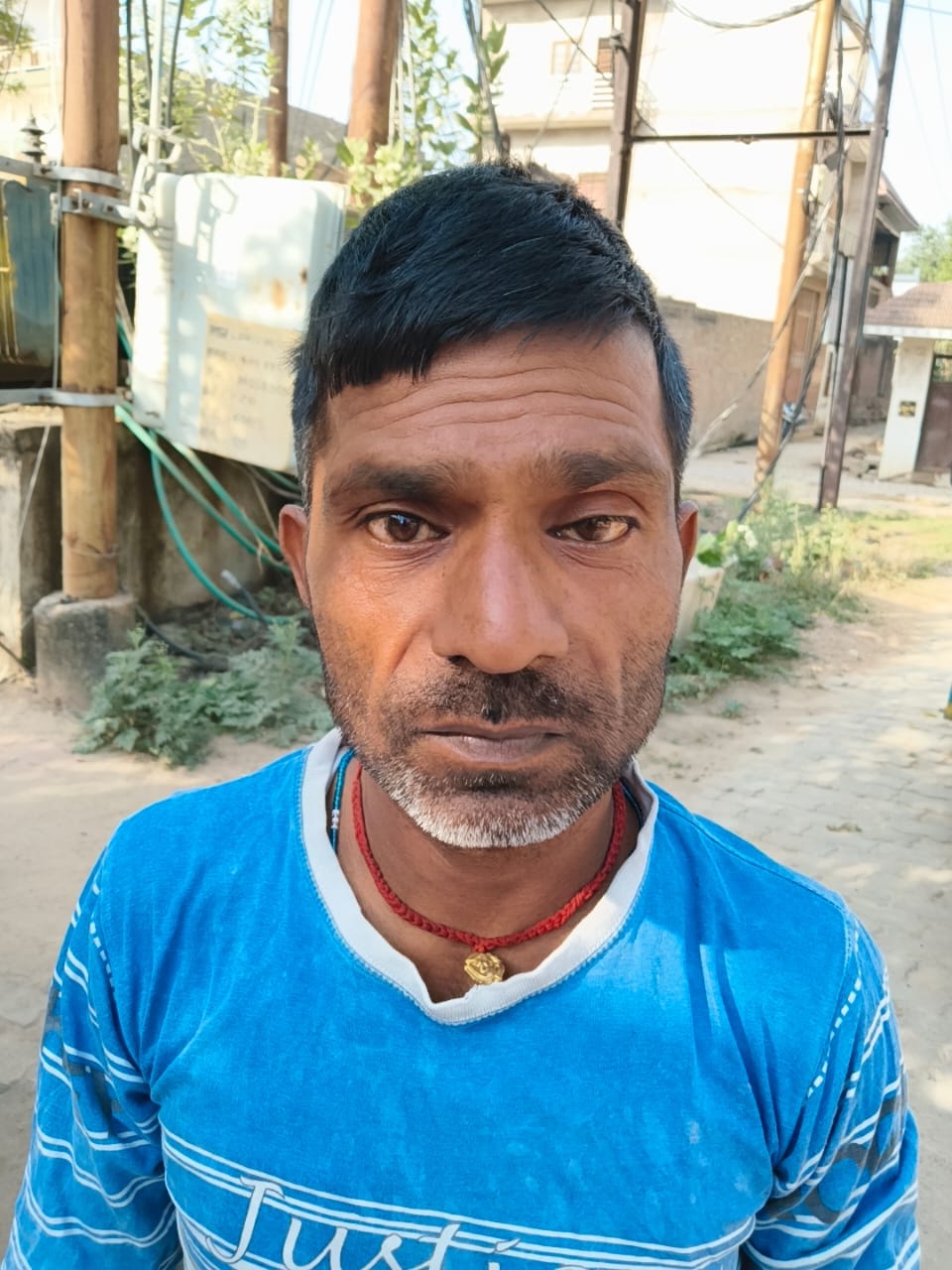 फोटो-15-अजीतमल में खुदी पड़ी सड़क में धंसा कार का पहिया।संवाद फोटो-15-अजीतमल में खुदी पड़ी सड़क में धंसा कार का पहिया।संवाद
