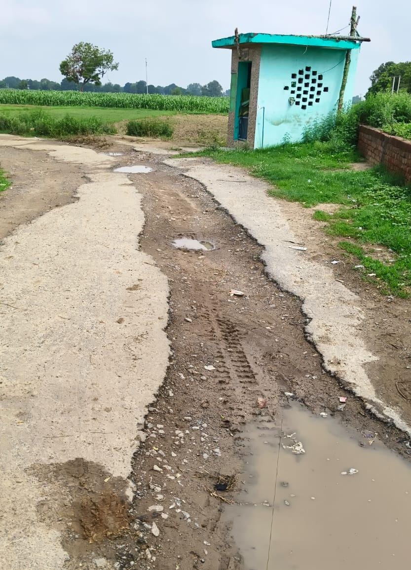 फोटो-15-अजीतमल में खुदी पड़ी सड़क में धंसा कार का पहिया।संवाद फोटो-15-अजीतमल में खुदी पड़ी सड़क में धंसा कार का पहिया।संवाद