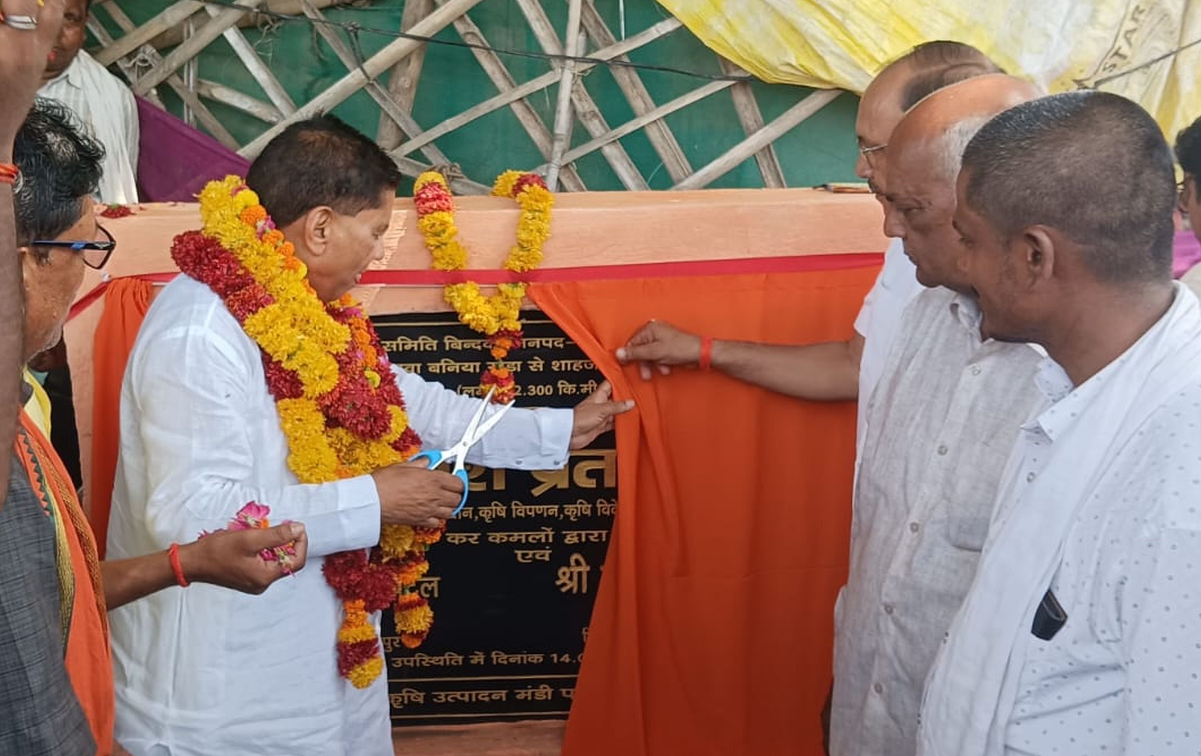 फोटो-16-शाहजहांपुर-बनियनखेड़ा मार्ग निर्माण का शुभारंभ करते विधायक। संवाद फोटो-16-शाहजहांपुर-बनियनखेड़ा मार्ग निर्माण का शुभारंभ करते विधायक। संवाद