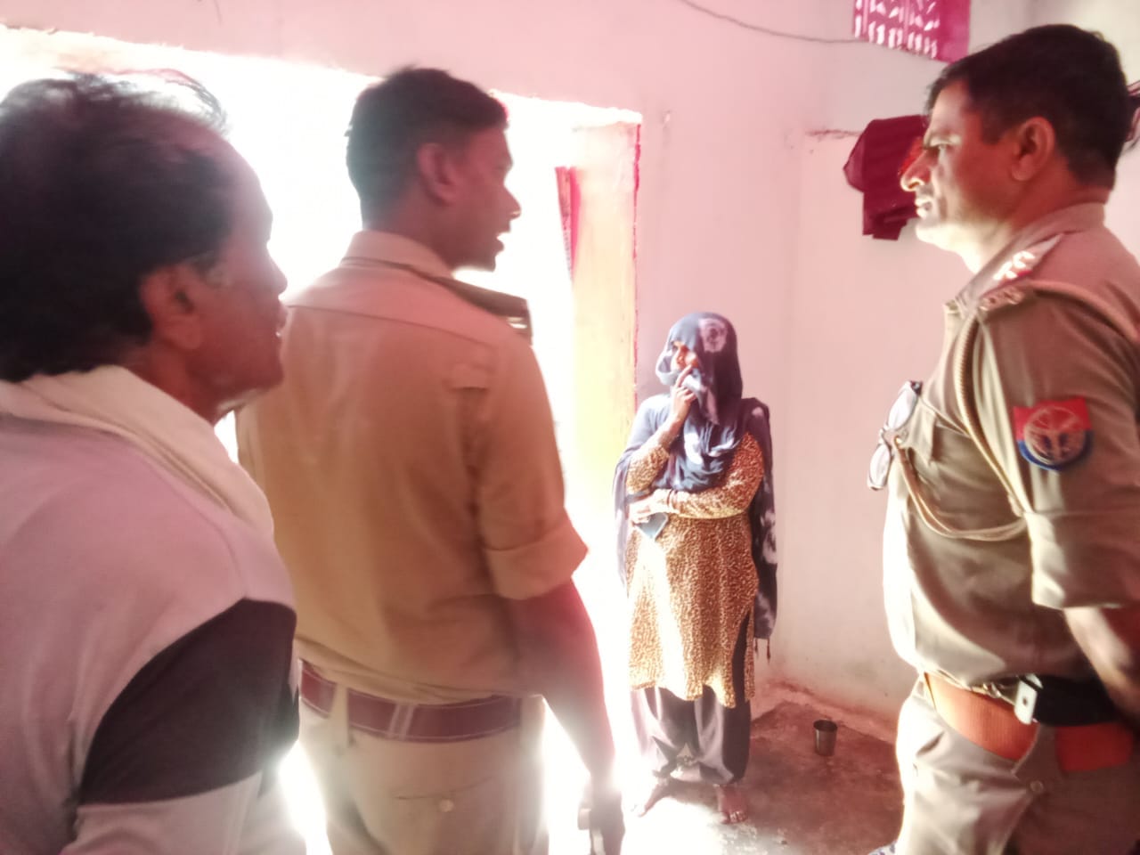 फोटो - 17 पहाड़ के ऊपर मिला बिखरा सामान। संवाद फोटो - 17 पहाड़ के ऊपर मिला बिखरा सामान। संवाद