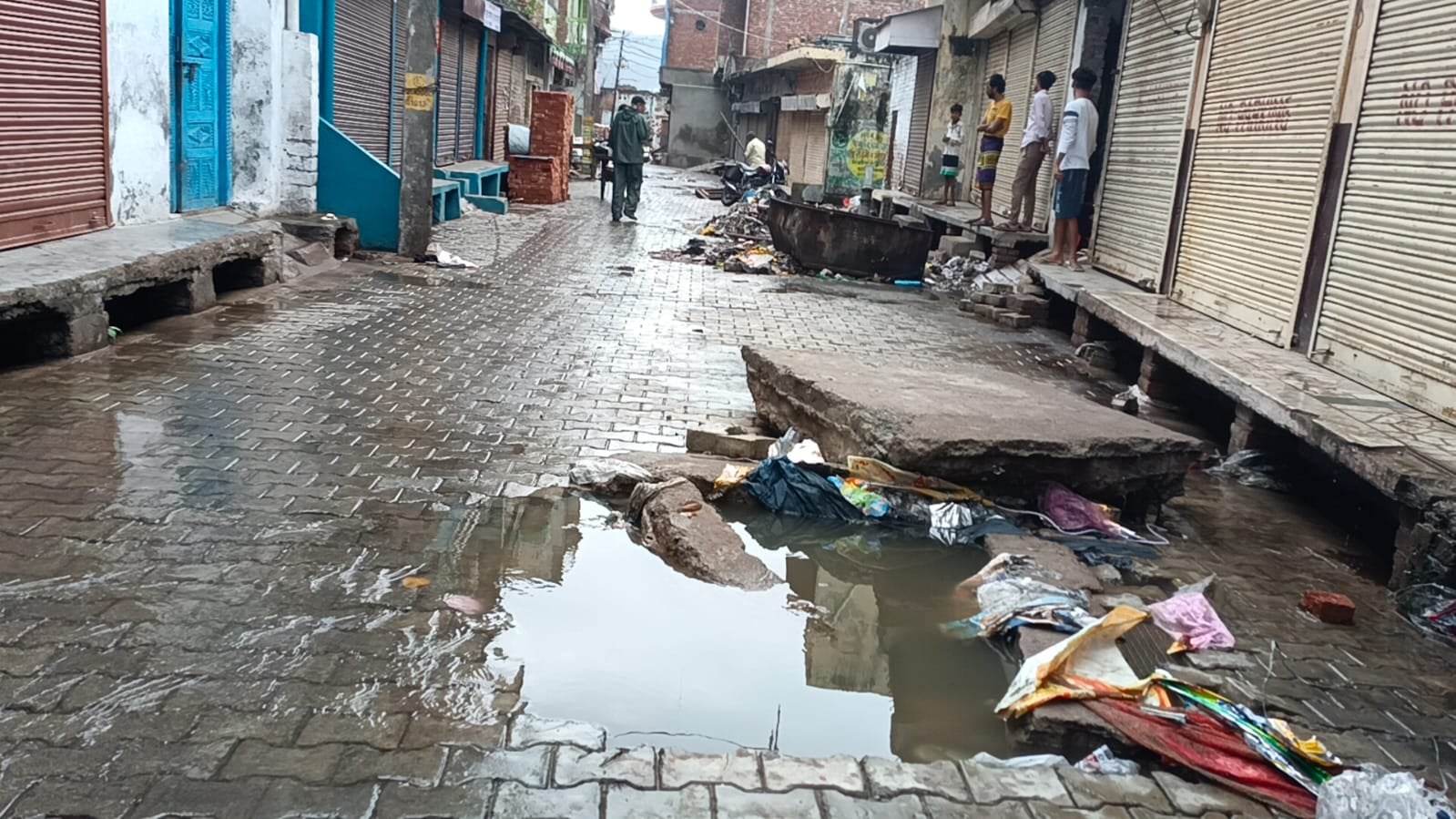 फोटो-18 पांचाल घाट चौकी के सामने हाईवे पर भरा बारिश का पानी। संवाद फोटो-18 पांचाल घाट चौकी के सामने हाईवे पर भरा बारिश का पानी। संवाद