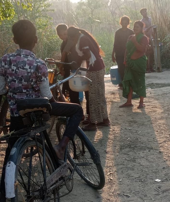 फोटो-19-कचहरी क्षेत्र में पेड़ गिरने से क्षतिग्रस्त हुए तार को सही करते कर्मी। संवाद फोटो-19-कचहरी क्षेत्र में पेड़ गिरने से क्षतिग्रस्त हुए तार को सही करते कर्मी। संवाद