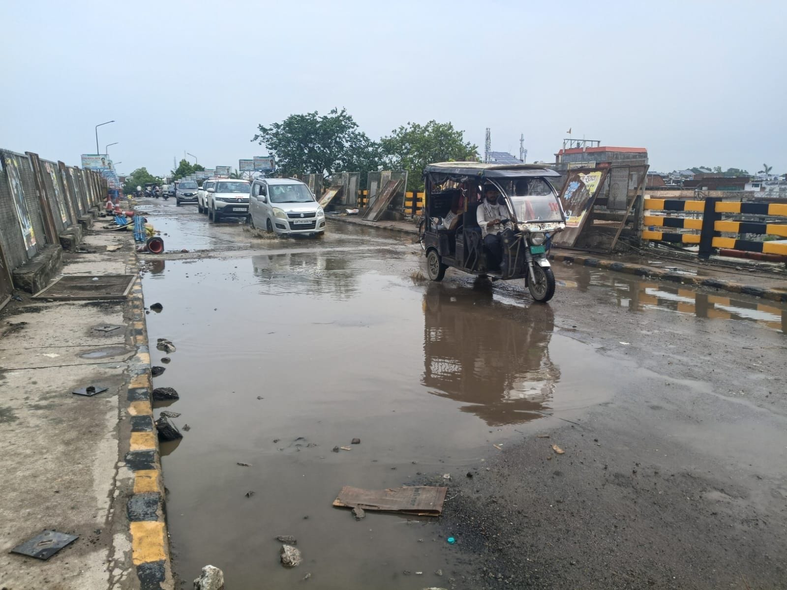 फोटो-19-कचहरी क्षेत्र में पेड़ गिरने से क्षतिग्रस्त हुए तार को सही करते कर्मी। संवाद फोटो-19-कचहरी क्षेत्र में पेड़ गिरने से क्षतिग्रस्त हुए तार को सही करते कर्मी। संवाद