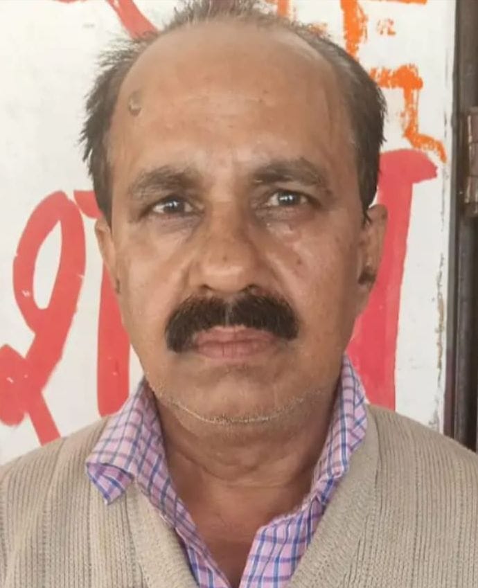 फोटो-19-कचहरी क्षेत्र में पेड़ गिरने से क्षतिग्रस्त हुए तार को सही करते कर्मी। संवाद फोटो-19-कचहरी क्षेत्र में पेड़ गिरने से क्षतिग्रस्त हुए तार को सही करते कर्मी। संवाद