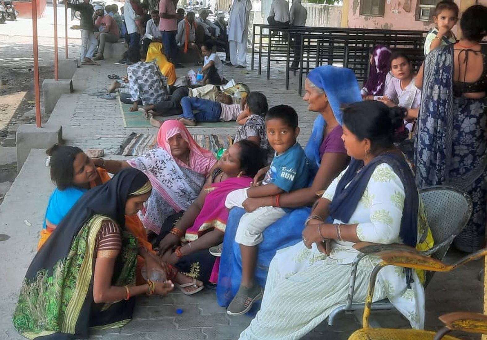 फोटो 19: निर्माण में प्रयोग के लिए रखी सामग्री और दाेयम दर्जे की ईंट। संवाद