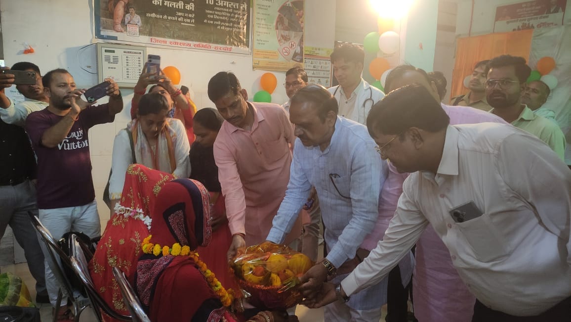 फोटो 22: आदमपुर आरोग्य मंदिर पर लगा ताला व क्षतिग्रस्त चारदीवारी। संवाद फोटो 22: आदमपुर आरोग्य मंदिर पर लगा ताला व क्षतिग्रस्त चारदीवारी। संवाद