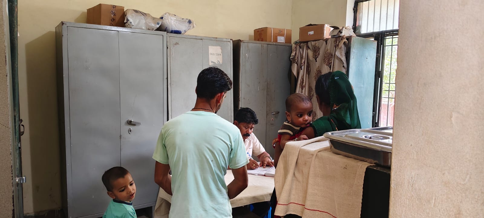 फोटो 22: आदमपुर आरोग्य मंदिर पर लगा ताला व क्षतिग्रस्त चारदीवारी। संवाद फोटो 22: आदमपुर आरोग्य मंदिर पर लगा ताला व क्षतिग्रस्त चारदीवारी। संवाद