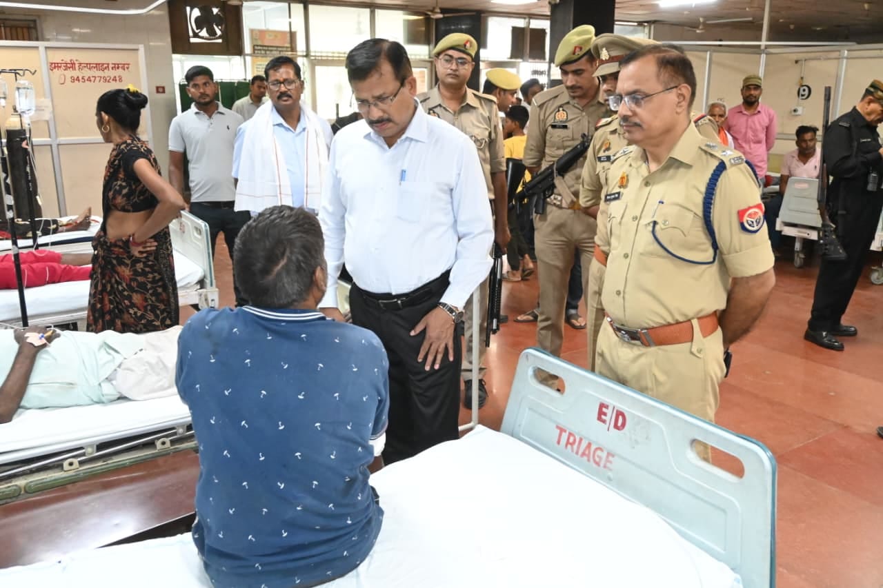 फोटो - 24 हादसे के बाद क्षतिग्रस्त डीसीएम व ट्रक। संवाद फोटो - 24 हादसे के बाद क्षतिग्रस्त डीसीएम व ट्रक। संवाद