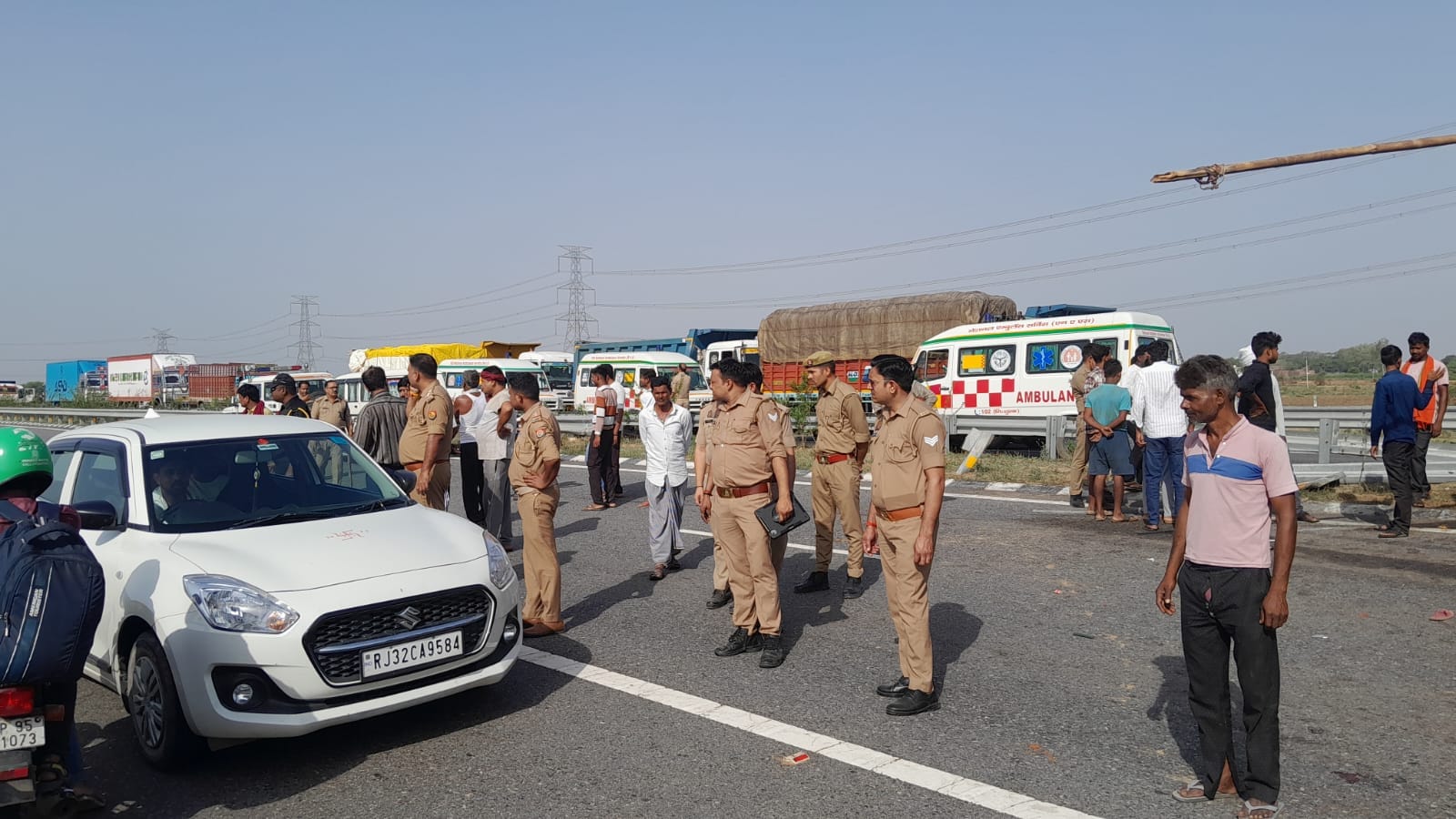 फोटो - 24 हादसे के बाद क्षतिग्रस्त डीसीएम व ट्रक। संवाद फोटो - 24 हादसे के बाद क्षतिग्रस्त डीसीएम व ट्रक। संवाद