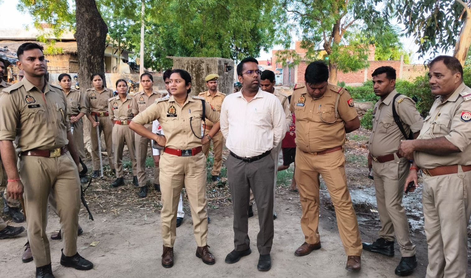 फोटो-32- इसुनिया गांव में विवाद स्थल पर मौजूद भीड़ व पुलिस बल। संवाद