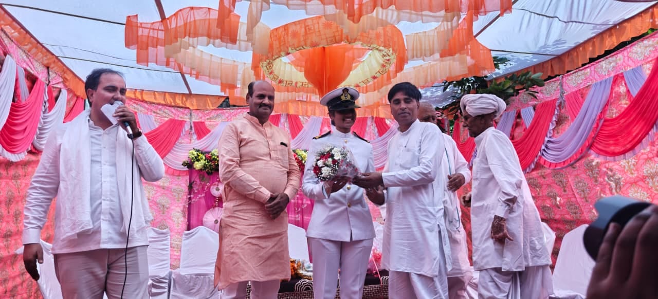 फोटो: साेनीपत के गांव सांदल कलां में लेफ्टिनेंट अन्नू कुमारी को सम्मानित करते भाजपा नेता देवेंद फोटो: साेनीपत के गांव सांदल कलां में लेफ्टिनेंट अन्नू कुमारी को सम्मानित करते भाजपा नेता देवेंद