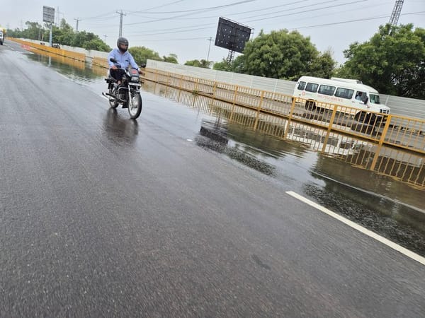 फोटो :: सोनीपत में कुमासपुर के सामने स्थित एपेक्स ग्रीन सोसाइटी के पास हाईवे पर भरा पानी। संव फोटो :: सोनीपत में कुमासपुर के सामने स्थित एपेक्स ग्रीन सोसाइटी के पास हाईवे पर भरा पानी। संव