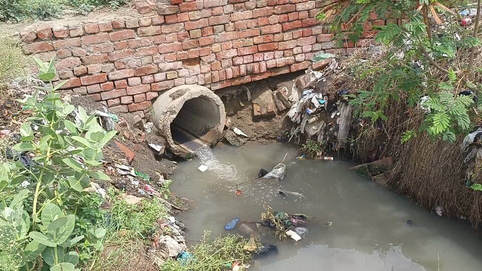 गोहाना के गांव गढ़ी उजाले खां का साइन बोर्ड। संवाद गोहाना के गांव गढ़ी उजाले खां का साइन बोर्ड। संवाद