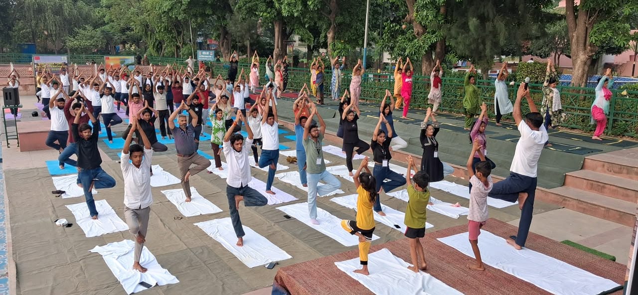 गोमती संरक्षण के लिए कुड़ियाघाट पर रिवर योग अभियान गोमती संरक्षण के लिए कुड़ियाघाट पर रिवर योग अभियान