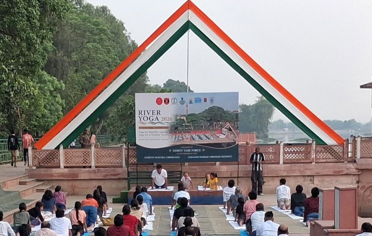 गोमती संरक्षण के लिए कुड़ियाघाट पर रिवर योग अभियान गोमती संरक्षण के लिए कुड़ियाघाट पर रिवर योग अभियान