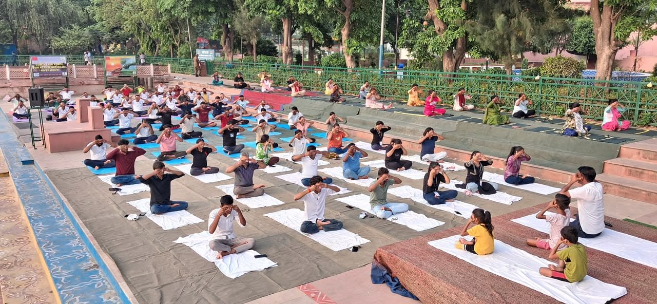 गोमती संरक्षण के लिए कुड़ियाघाट पर रिवर योग अभियान गोमती संरक्षण के लिए कुड़ियाघाट पर रिवर योग अभियान