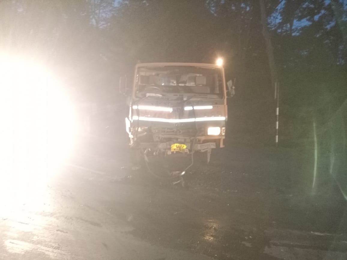 गाड़ियो को हटाते ग्रामीण
