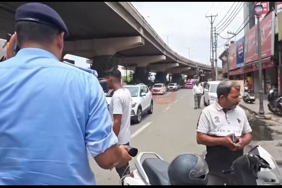 जांच के लिए ट्रैफिक पुलिस द्वारा रोकी गई स्कूटी स्रोत सोशल मीडिया जांच के लिए ट्रैफिक पुलिस द्वारा रोकी गई स्कूटी स्रोत सोशल मीडिया