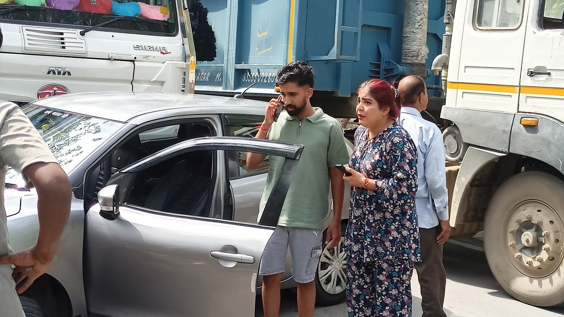 जगाधरी में अंबाला रोड पर ट्रक की टक्कर से क्षतिग्रस्त हुई कार व मौके पर लगी लोगों की भीड़। संवा