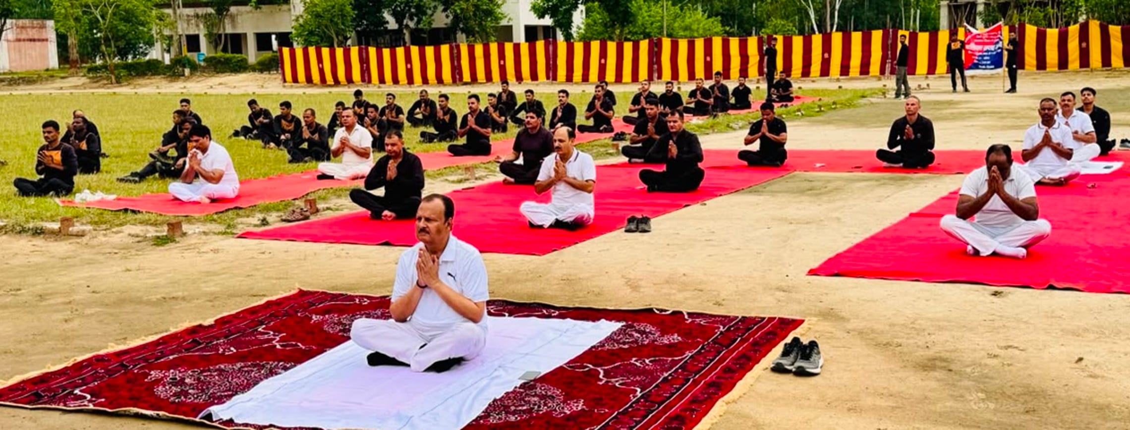 जगाधरी वर्कशॉप में वाहिनी सप्ताह के तहत योग के प्रति जागरूक करते कमान अधिकारी व कमांडो। स्वयं जगाधरी वर्कशॉप में वाहिनी सप्ताह के तहत योग के प्रति जागरूक करते कमान अधिकारी व कमांडो। स्वयं