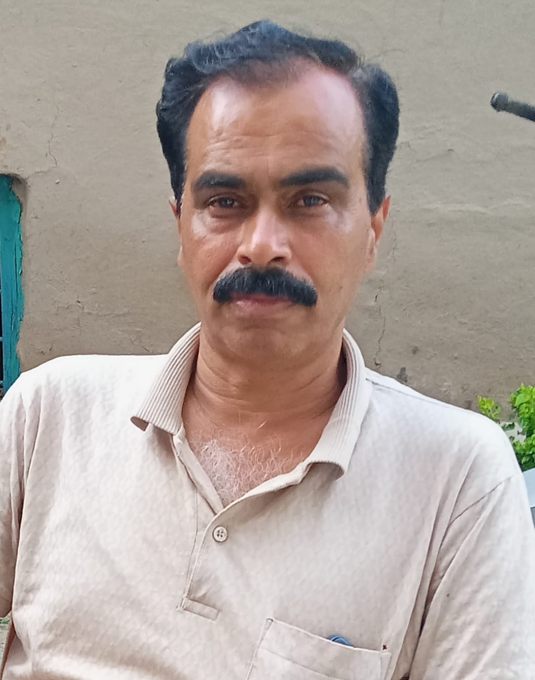 जाहू बस अड्डे में बने गड्ढों में भरा बारिश का पानी। संवाद जाहू बस अड्डे में बने गड्ढों में भरा बारिश का पानी। संवाद