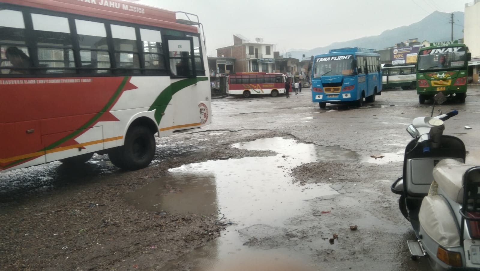 जाहू बस अड्डे में बने गड्ढों में भरा बारिश का पानी। संवाद जाहू बस अड्डे में बने गड्ढों में भरा बारिश का पानी। संवाद
