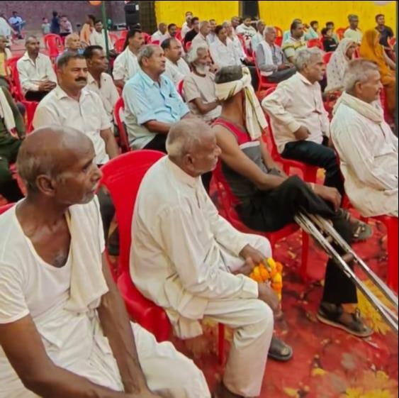 जलेसर में रात्रि चौपाल का आयोजन करते विधायक संजीव दिवाकर। संवाद