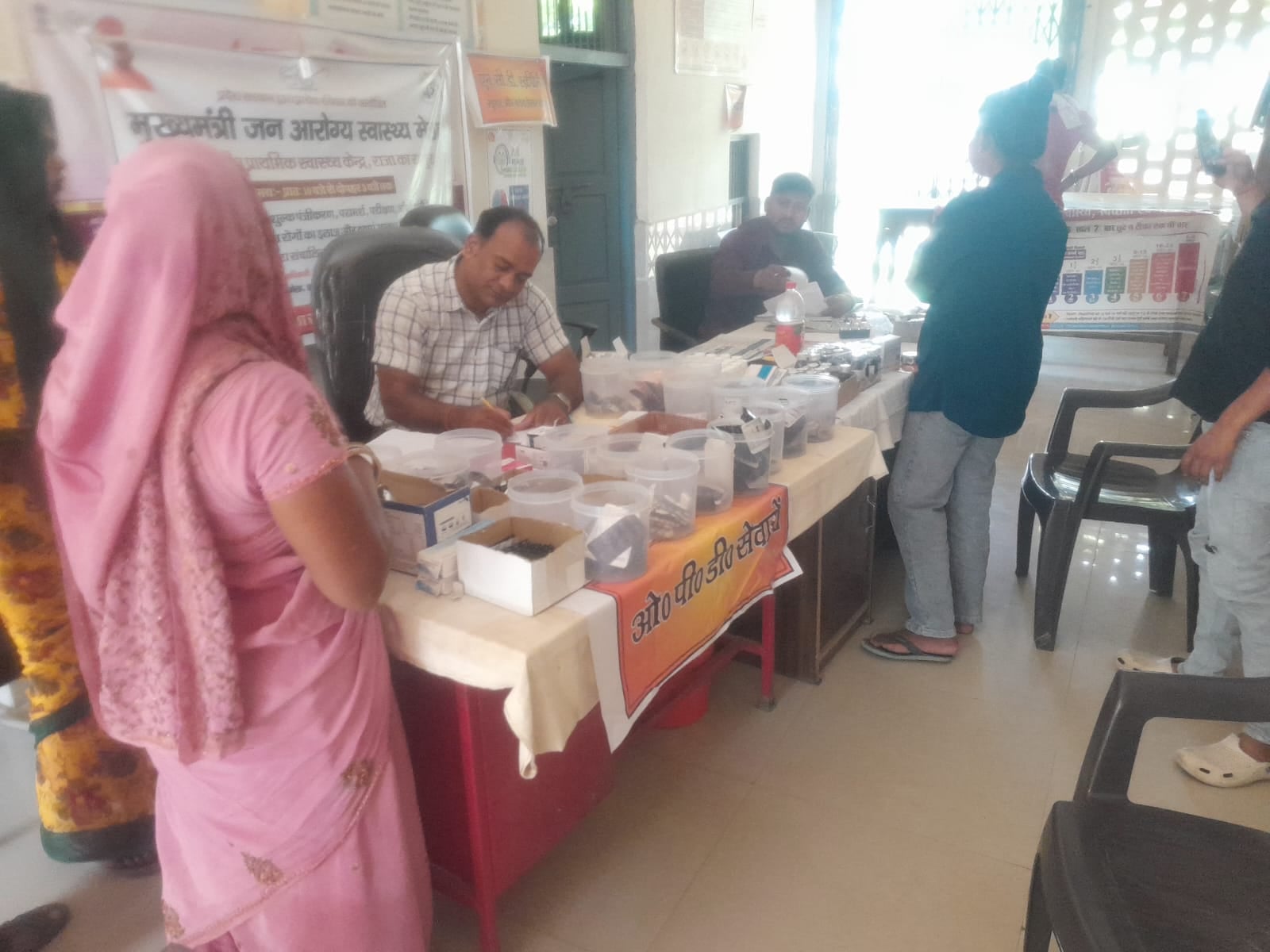जन आरोग्य मेला में पीएचसी रूपधनी में मौजूद चिकित्सक। स्रोत स्वास्थ्य विभाग जन आरोग्य मेला में पीएचसी रूपधनी में मौजूद चिकित्सक। स्रोत स्वास्थ्य विभाग