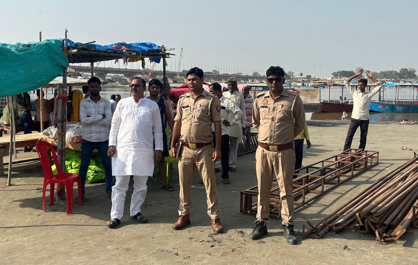 कछला गंगा घाट पर रविवार को स्नान करते श्रद्धालु। संवाद