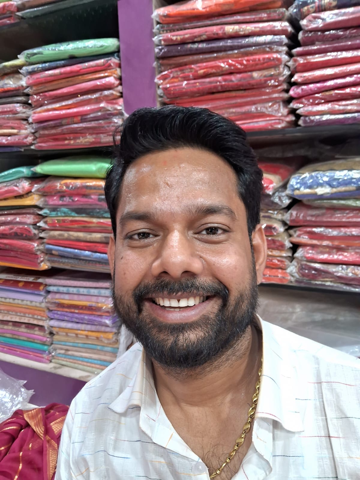 करारी में कपड़े की दुकान में साड़ी देखती महिलाएं-संवाद करारी में कपड़े की दुकान में साड़ी देखती महिलाएं-संवाद