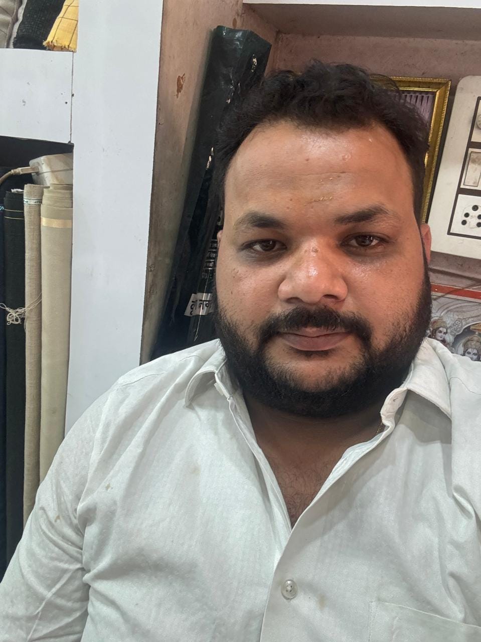 करारी में कपड़े की दुकान में साड़ी देखती महिलाएं-संवाद करारी में कपड़े की दुकान में साड़ी देखती महिलाएं-संवाद